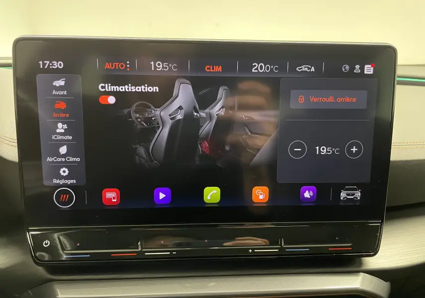 Écran tactile du système de climatisation du CUPRA Formentor 2023 avec affichage des sièges sport et réglages température.