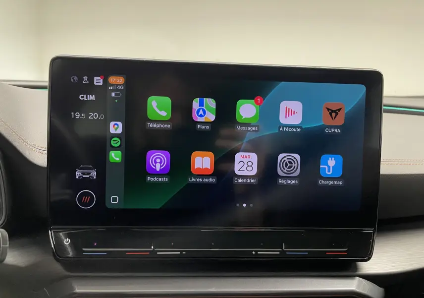 Écran tactile central affichant les applications connectées dans l'habitacle d'une CUPRA Formentor 2023.