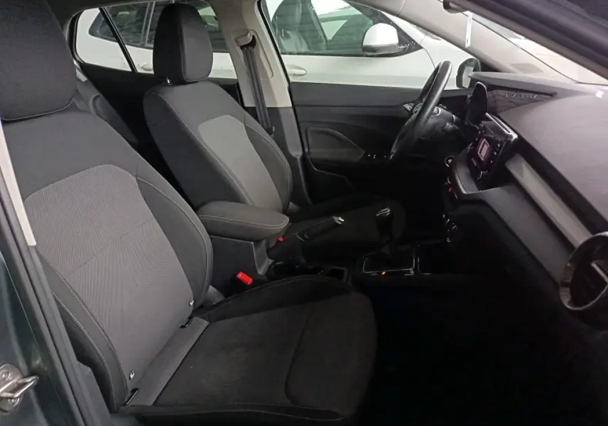 Intérieur avant droit de la Skoda Fabia 1.0 TSI 95 Ambition 2022 avec sièges gris et tableau de bord moderne.