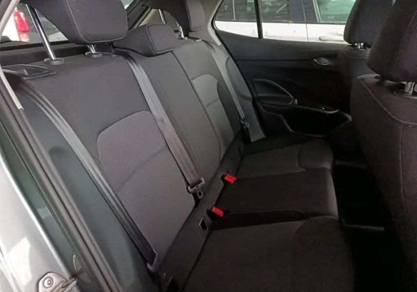 Vue intérieure côté gauche des sièges arrière noirs du Skoda Fabia 1.0 TSI Ambition 2022 en gris graphite, avec ceintures visibles.