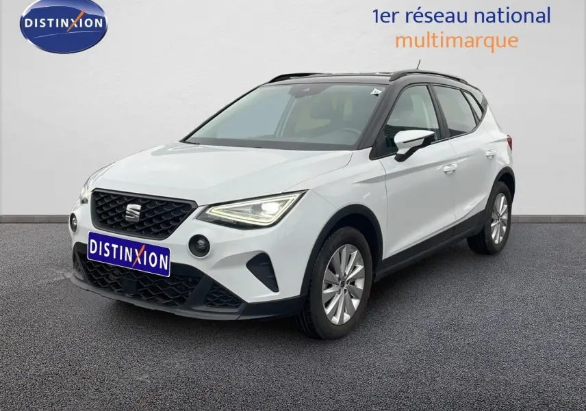 SEAT Arona blanc alpin métal avec toit noir, vue 3/4 avant droit, calandre noire et jantes argentées.