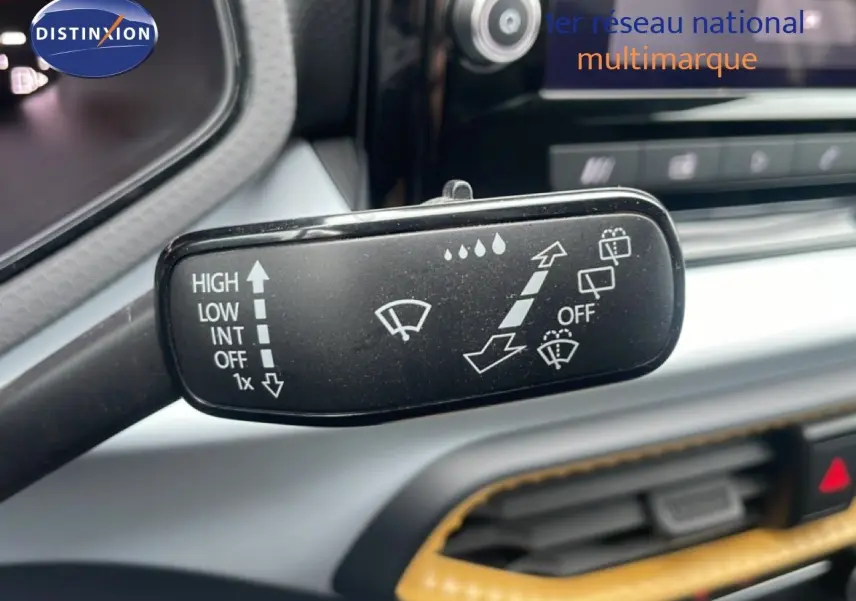 Gros plan sur la commande d’essuie-glace du SEAT Arona 2025, intérieur noir et détails de la console en arrière-plan.