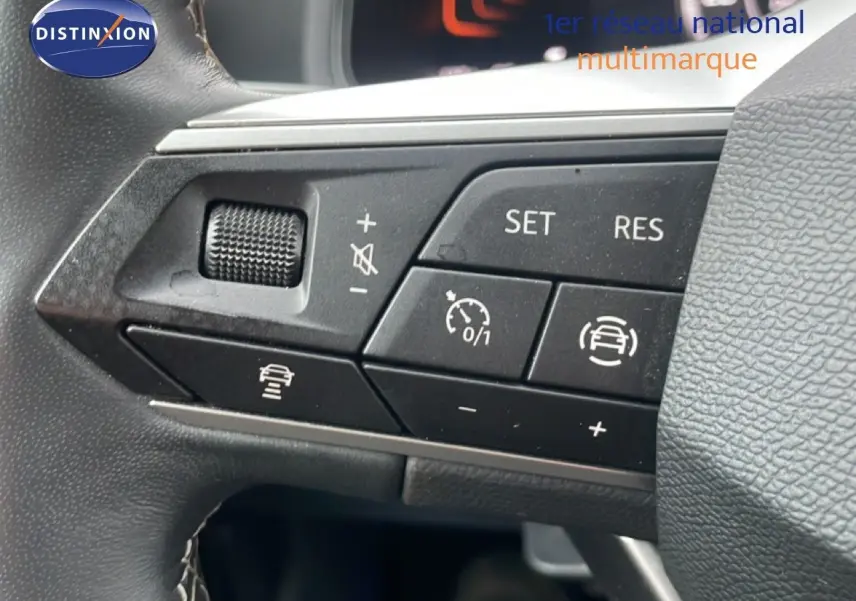 Gros plan sur les commandes au volant du SEAT Arona 2025, finition Style Special Edition, volant cuir noir.