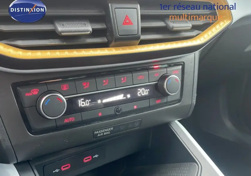 Détail du tableau de bord avec commande de climatisation digitale et finition jaune sur un SEAT Arona 2025.