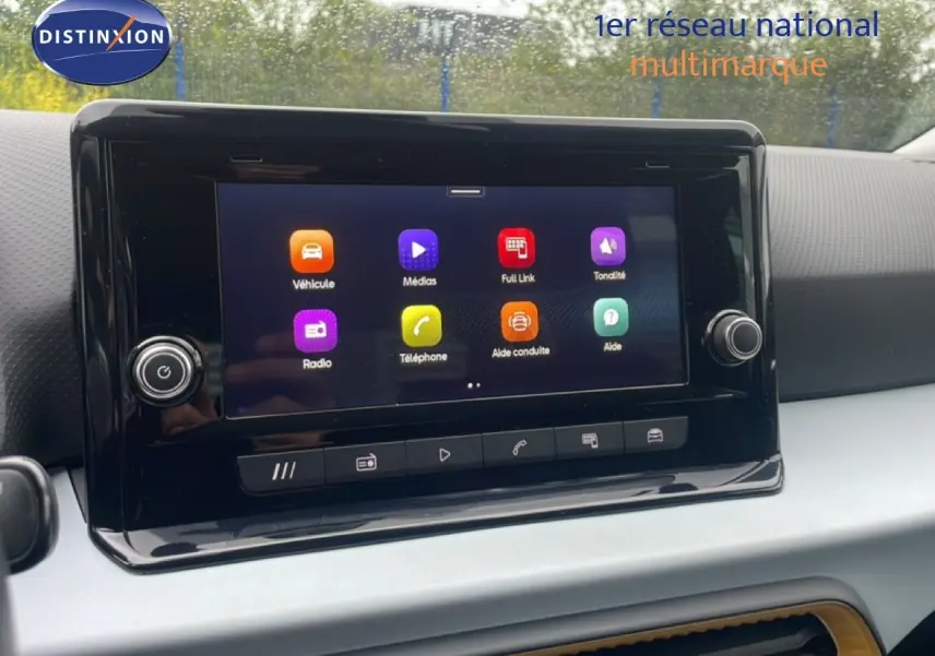 Écran tactile central du tableau de bord du SEAT Arona 2025 avec interface multimédia colorée.