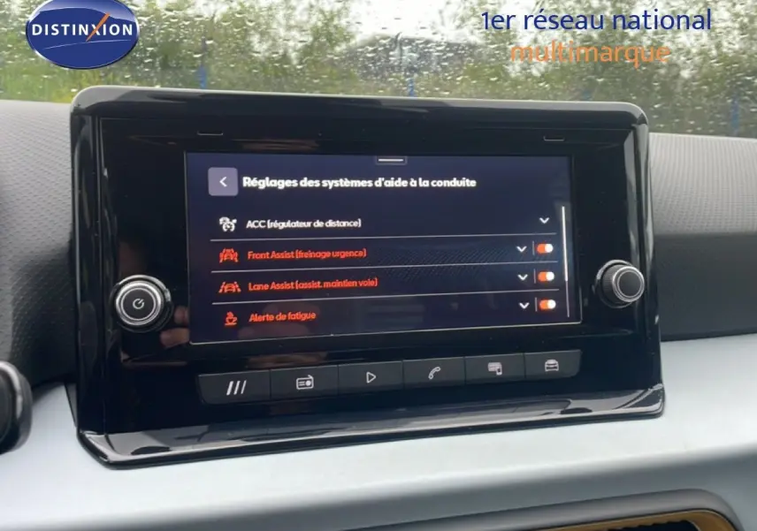 Écran tactile central du tableau de bord du SEAT Arona 2025, affichant les réglages d’aide à la conduite.