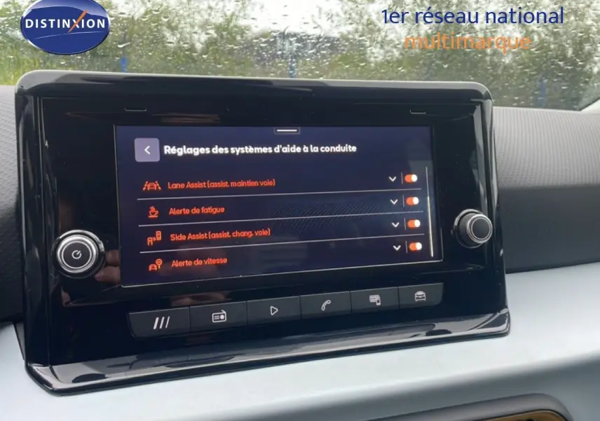 Écran tactile central du tableau de bord du SEAT Arona 2025, affichant les réglages d'aide à la conduite.