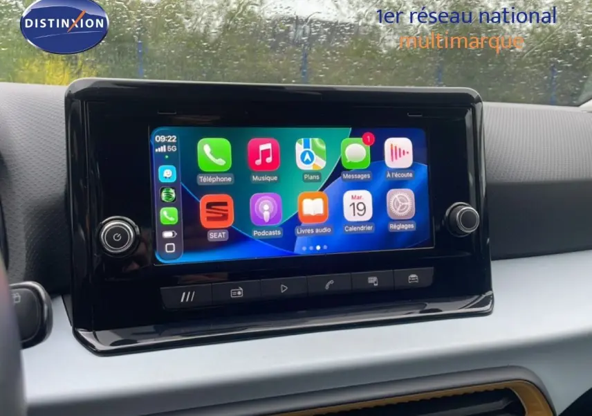 Tablette tactile centrale allumée dans l’habitacle d’une SEAT Arona 2025, avec affichage coloré des applications.