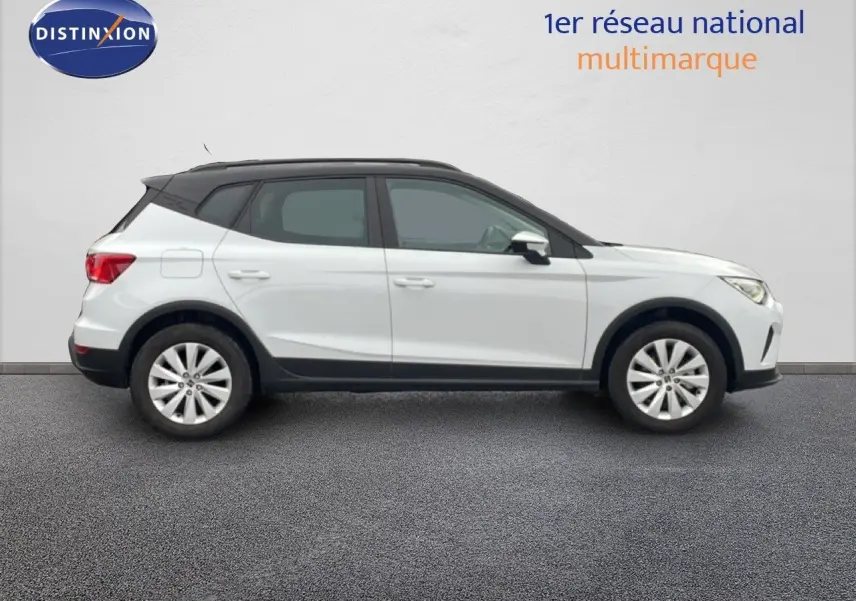 Vue de profil côté gauche d’un SEAT Arona blanc alpin avec toit noir, version Style Special Edition 2025.