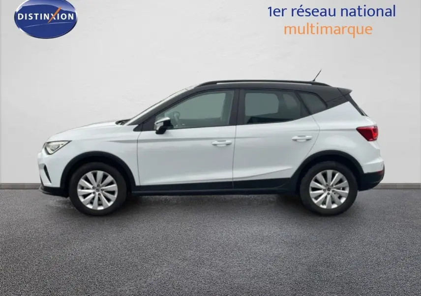 Vue de profil côté gauche d'un SEAT Arona blanc alpin avec toit noir, version Style Special Edition 2025.