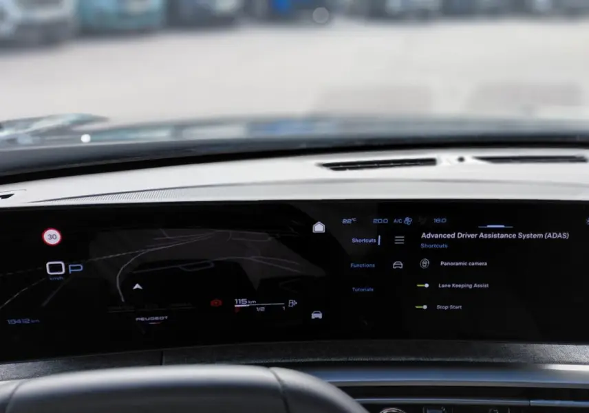 Vue rapprochée du cockpit numérique du Peugeot 3008 Hybrid 136 e-DCS6 Allure 2025, affichage des aides à la conduite.