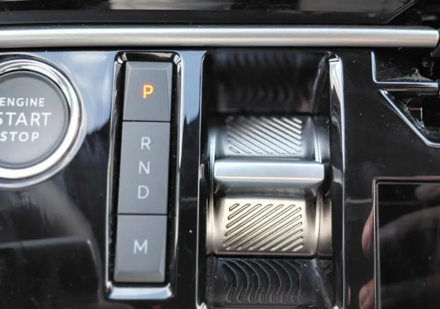 Gros plan sur la console centrale du Peugeot 3008 Hybrid 136 e-DCS6 Allure 2025, bouton start/stop et sélecteur de vitesses.
