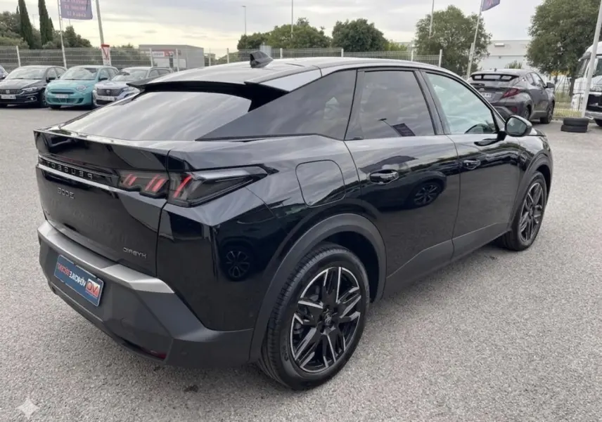 Vue 3/4 arrière droite du Peugeot 3008 Hybrid noir avec jantes alliage 19 pouces et feux arrière LED distinctifs.