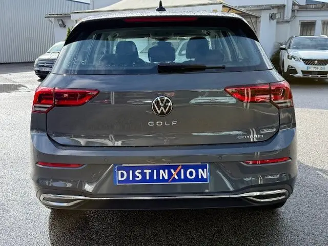 Vue côté gauche de la porte intérieure gris foncé de la Volkswagen Golf VIII 1.4 e-Hybrid 2021 avec bouton de lève-vitre.