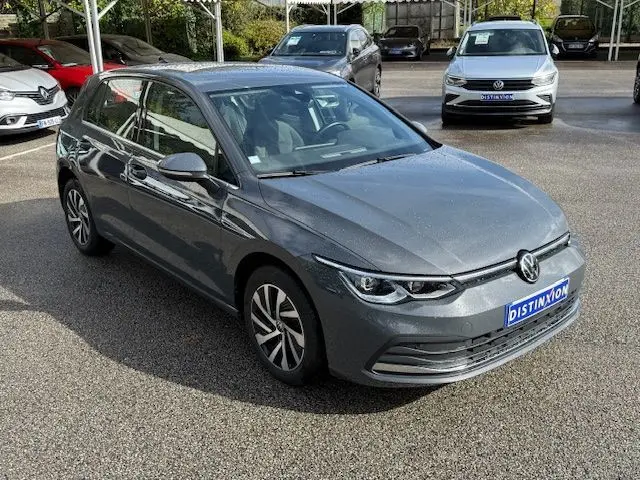 Volkswagen Golf VIII 1.4 e-Hybrid gris dauphin vue 3/4 arrière droit avec feux arrière LED et jantes alliage.