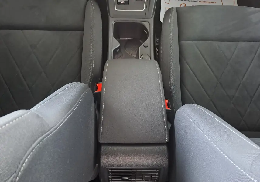 Intérieur côté conducteur de la Volkswagen Golf VIII gris dauphin, tableau de bord digital et volant multifonction moderne.