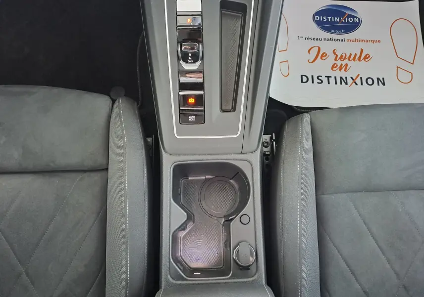 Vue intérieure côté conducteur de la Volkswagen Golf VIII gris dauphin, sièges avant en tissu gris avec réglages électriques.