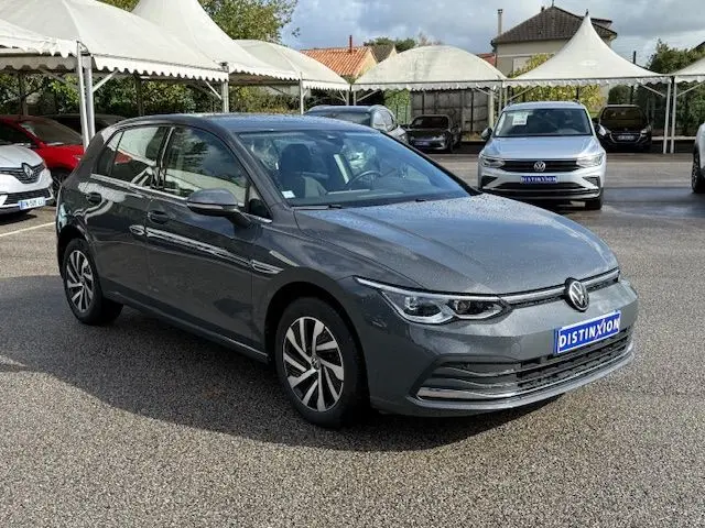 Vue arrière d'une Volkswagen Golf VIII gris dauphin avec badge Hybrid et feux LED distinctifs.