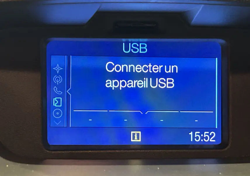 Écran central du Ford EcoSport gris 2018 affichant l'invite de connexion d'un appareil USB.