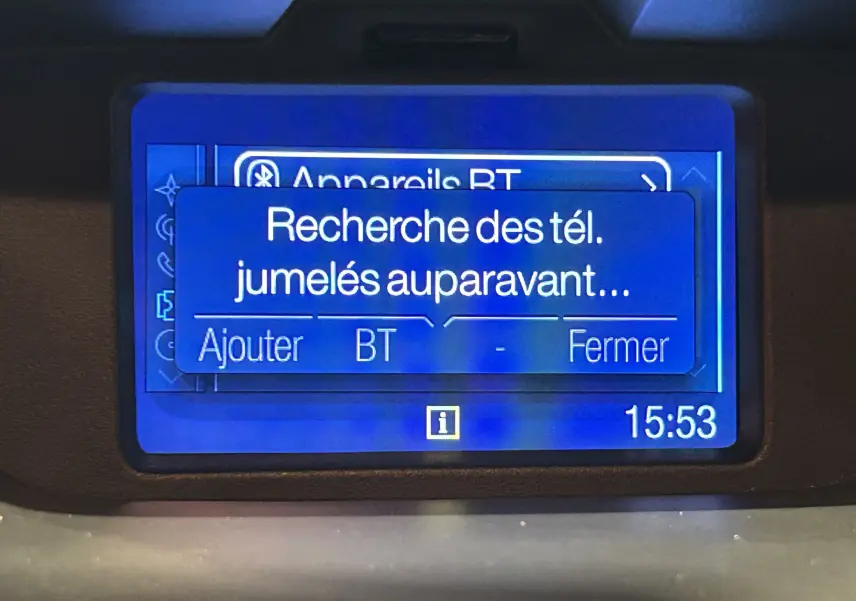 Écran central du Ford EcoSport gris 2018 affichant la recherche de téléphones Bluetooth jumelés.