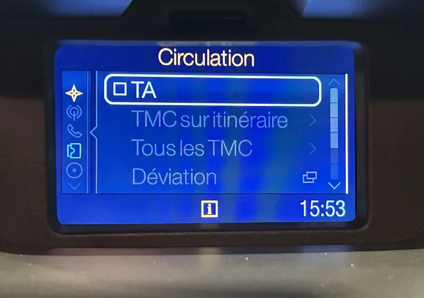 Écran GPS bleu affichant les options de circulation dans un Ford EcoSport gris de 2018, version Titanium.