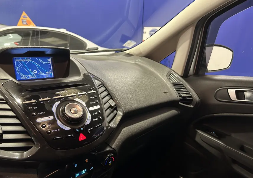 Intérieur du Ford EcoSport gris 2018, vue du tableau de bord côté passager avec écran GPS et commandes Sony.