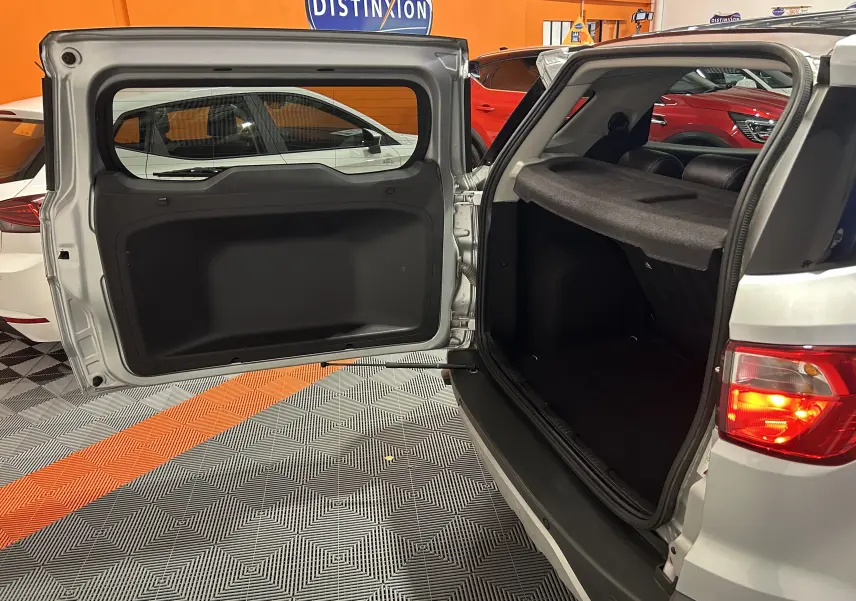 Vue arrière ouverte du Ford EcoSport gris 2018 montrant le coffre et la porte battante avec feu arrière allumé.