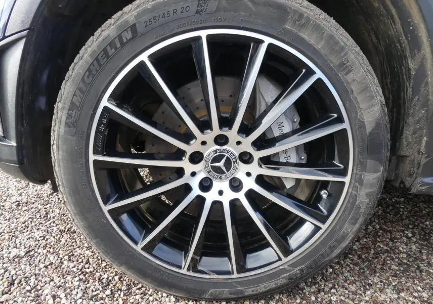 Gros plan sur la jante AMG noire et argentée de 20 pouces du Mercedes GLC Coupé bleu foncé.