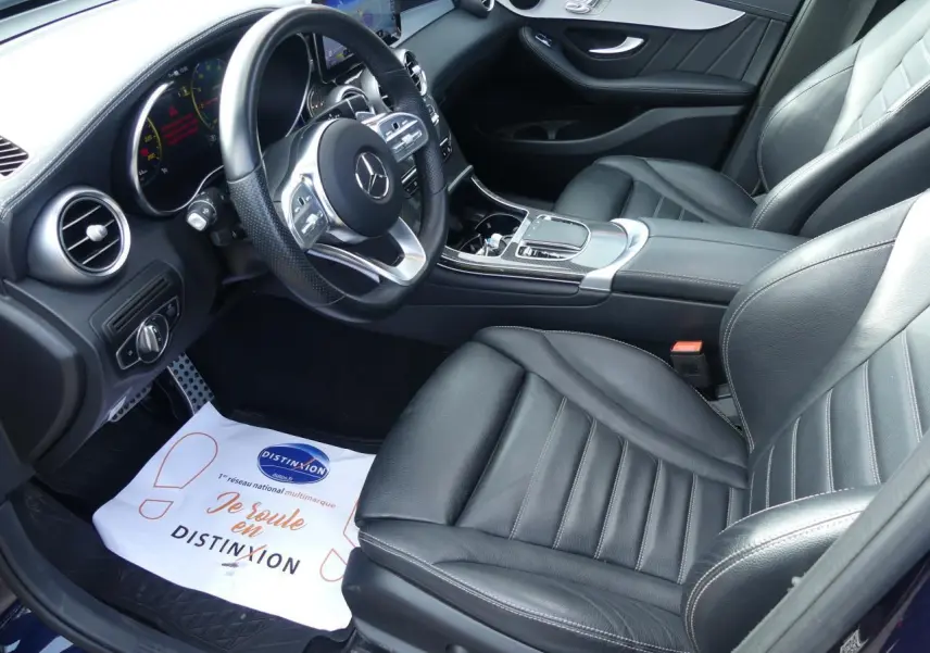 Intérieur avant droit du Mercedes GLC Coupé bleu foncé avec sièges cuir noir et tableau de bord AMG.