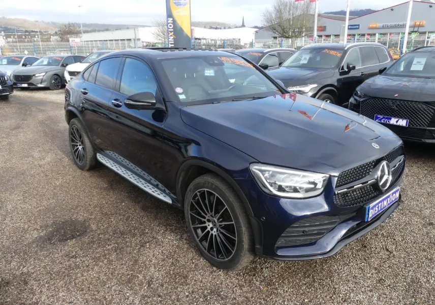 Mercedes GLC Coupé 300 hybride bleu foncé vue 3/4 avant droit avec jantes AMG noir brillant et marchepieds acier