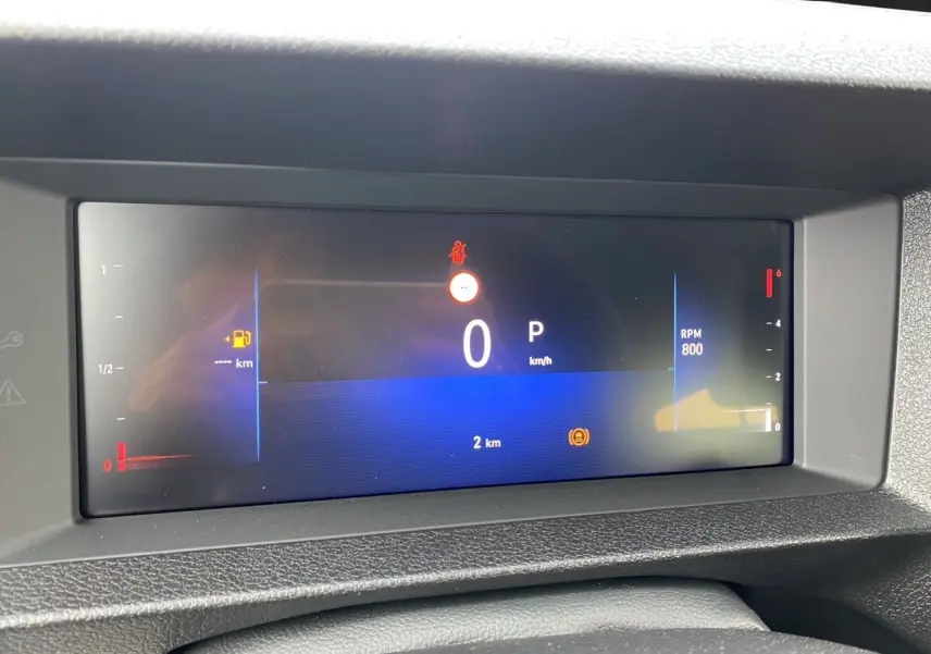 Affichage numérique du tableau de bord de l'Opel Vivaro blanc, montrant la vitesse à 0 km/h et le régime moteur à 800 RPM.