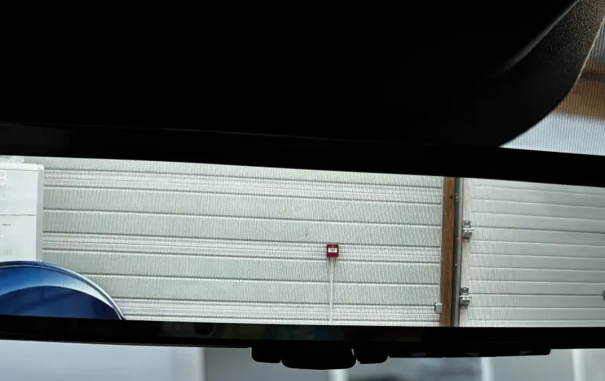 Rétroviseur intérieur numérique du Peugeot Expert Fourgon blanc, affichant une vue arrière nette d'un garage fermé.