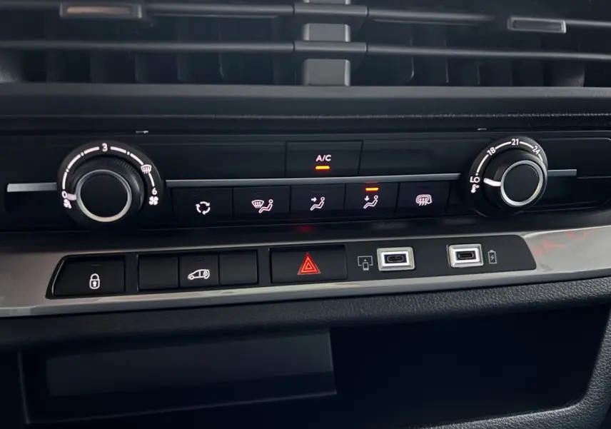 Gros plan sur la console centrale du Peugeot Expert Fourgon blanc 2025, montrant les commandes de climatisation et ports USB.