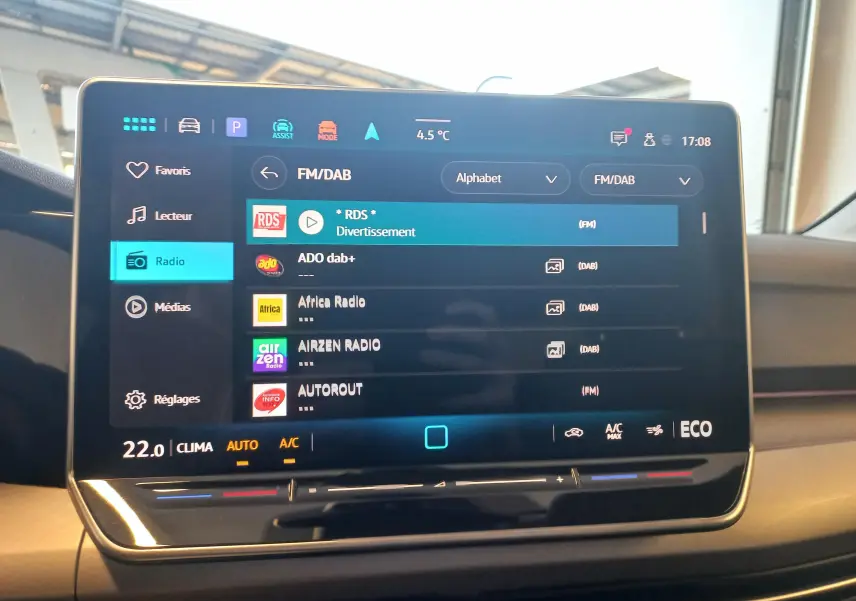 Écran tactile central de la Volkswagen Golf 1.5 eHybrid 2025 affichant les options radio FM/DAB avec interface moderne.