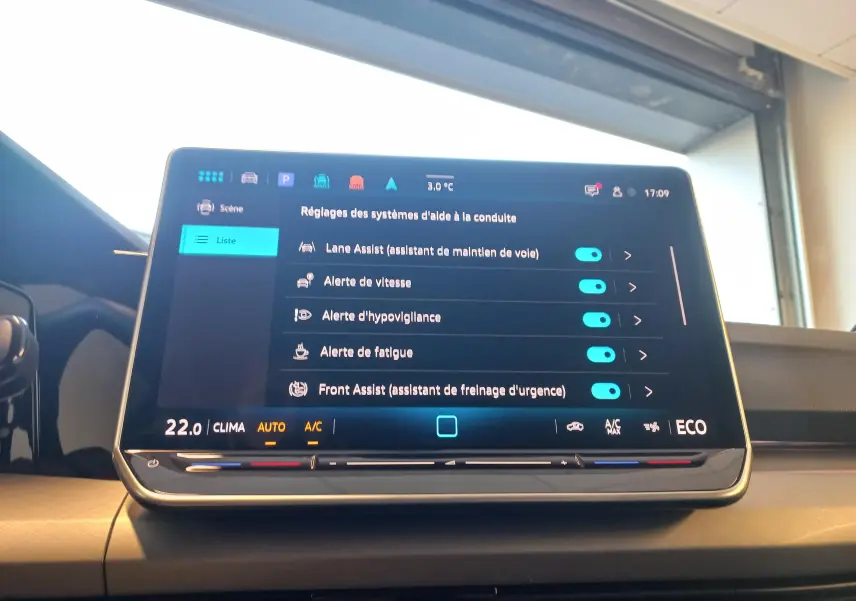Écran tactile intérieur affichant les réglages d'aide à la conduite de la Volkswagen Golf 1.5 eHybrid 2025.