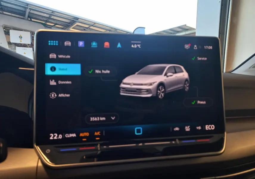 Écran tactile intérieur montrant la Volkswagen Golf 1.5 eHybrid argent Dolomite en vue 3/4 avant côté droit.