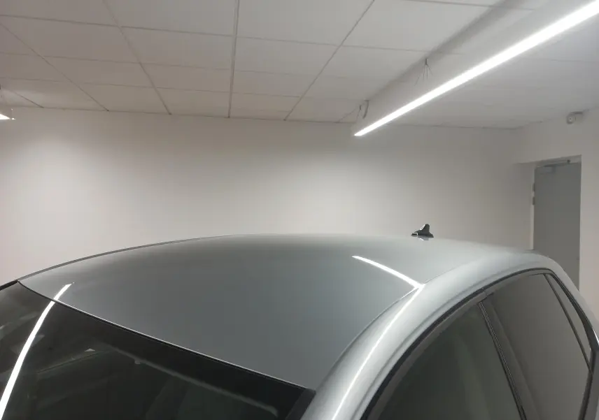 Toit et partie supérieure argent métallisé d'une Volkswagen Golf 1.5 eHybrid 2025 vue en plongée intérieure.