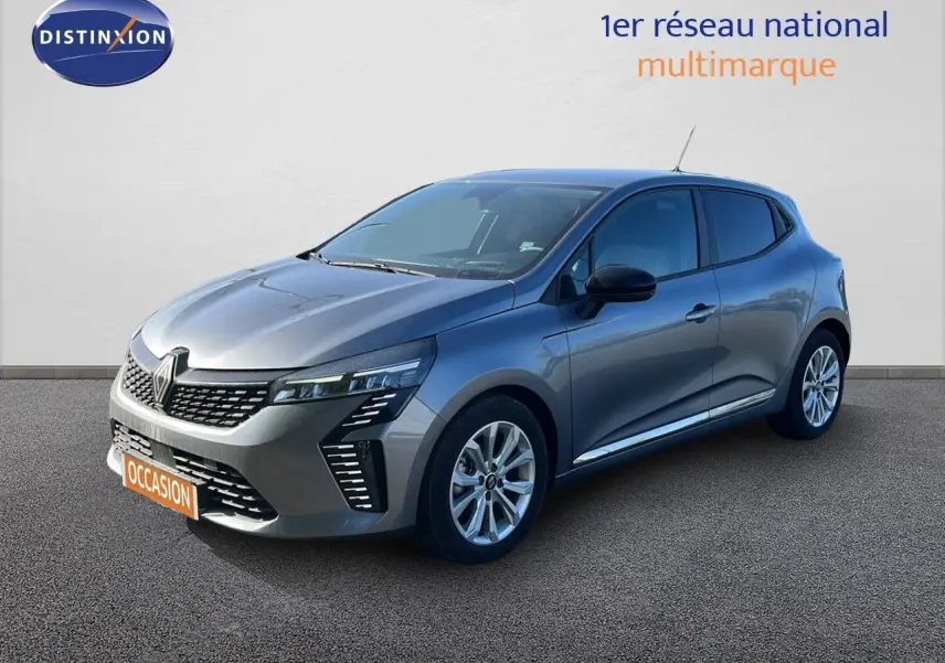 Renault Clio 2025 gris schiste métal vue 3/4 avant droit avec calandre distinctive et jantes alliage.