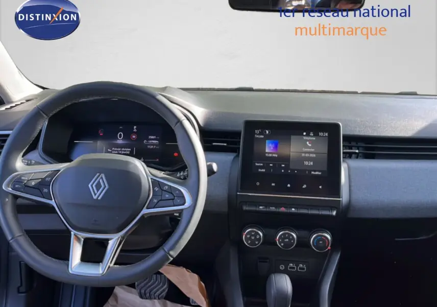 Vue intérieure frontale du tableau de bord de la Renault Clio gris schiste, avec écran tactile et volant multifonction.