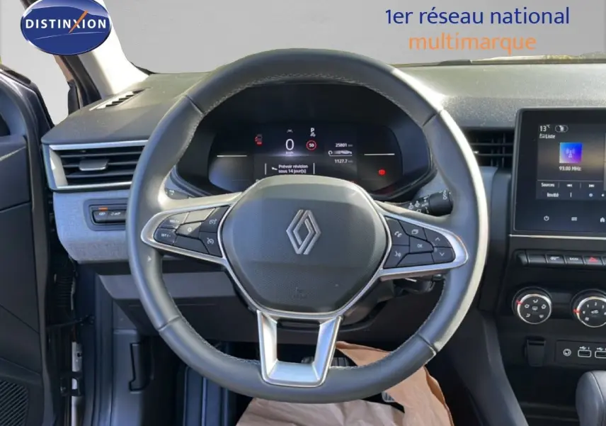 Vue intérieure centrée sur le volant multifonction et tableau de bord numérique de la Renault Clio 2025, finition noire.