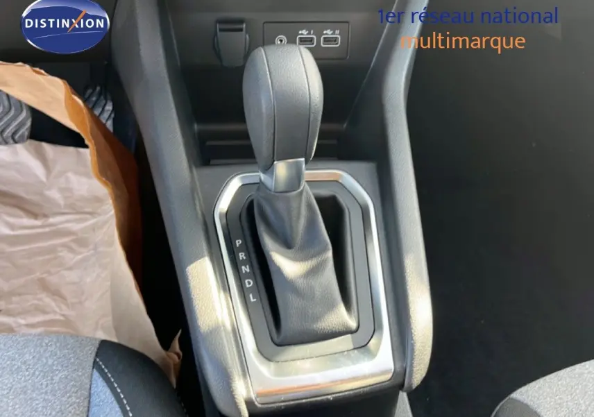 Gros plan sur la console centrale de la Renault Clio 2025, montrant le levier de vitesses automatique en cuir noir.