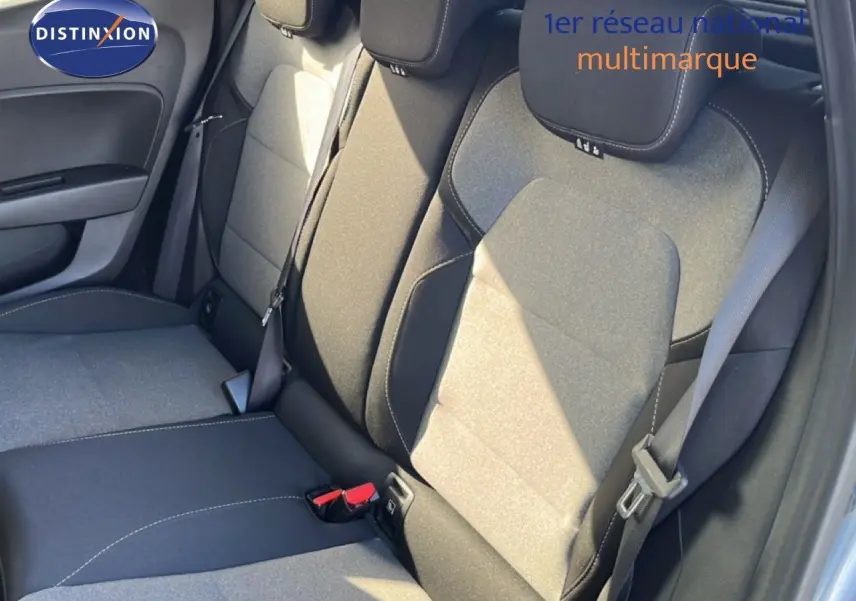 Vue rapprochée des sièges arrière gris tissu de la Renault Clio 2025, montrant les ceintures et les appuie-têtes.
