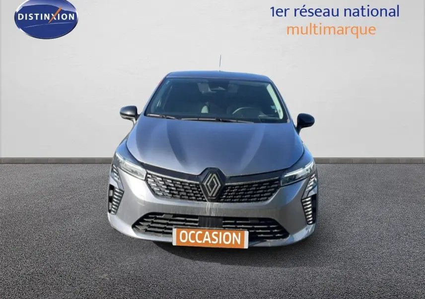 Vue avant d'une Renault Clio 2025 gris schiste métal avec calandre distinctive et feux LED fins.