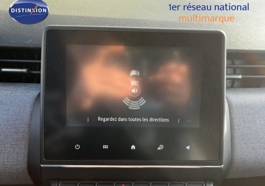 Écran tactile central de la Renault Clio 2025 affichant une alerte de surveillance avec tableau de bord gris schiste métal.