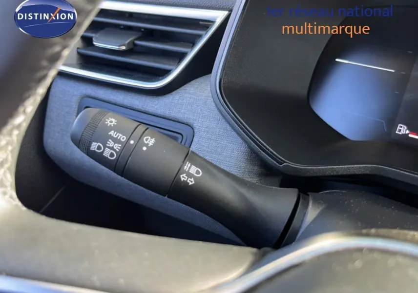 Gros plan sur la commande des phares et clignotants dans l’habitacle gris schiste métal de la Renault Clio 2025.