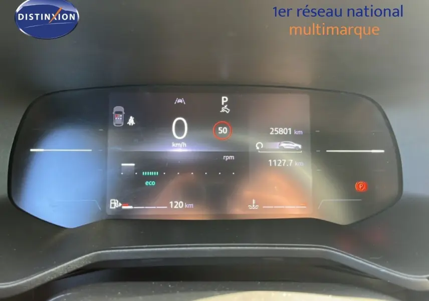Tableau de bord numérique de Renault Clio gris schiste, affichant vitesse, kilométrage et indicateurs au repos.