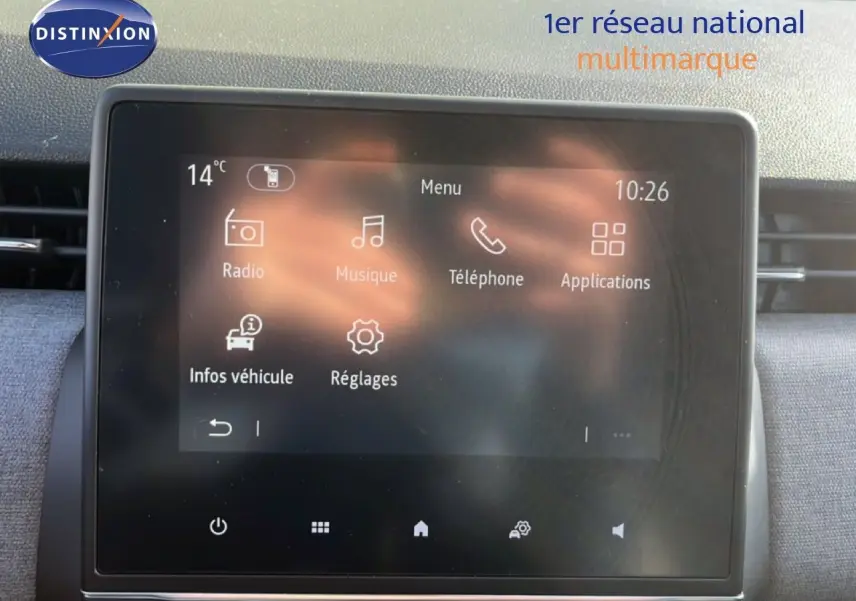 Écran tactile central de la Renault Clio 2025 affichant le menu multimédia avec options radio, musique et téléphone.