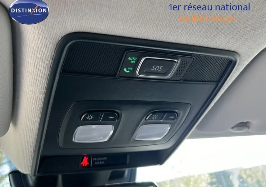 Vue intérieure en gros plan du plafonnier avec commandes d’éclairage et bouton SOS d’une Renault Clio gris schiste métal.