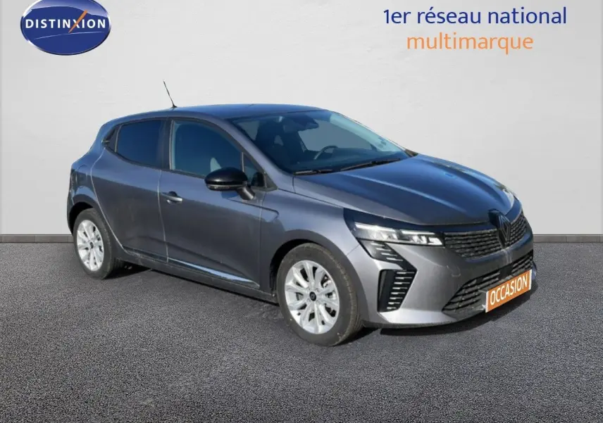 Renault Clio 2025 gris schiste métal en 3/4 avant droit, avec calandre distinctive et feux LED modernes.