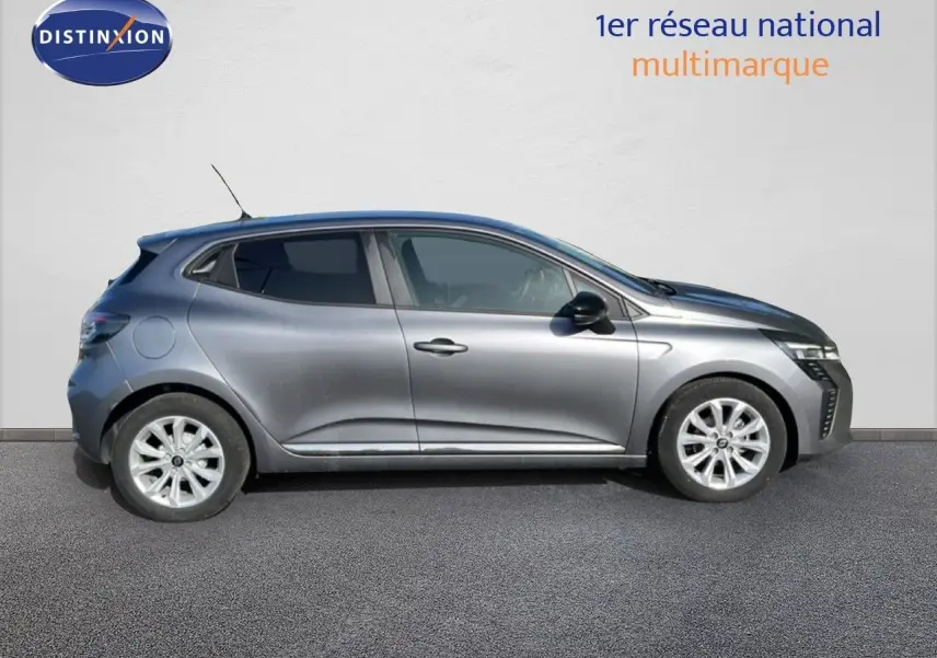 Profil droit d'une Renault Clio 2025 gris schiste métal, avec jantes alliage et vitres teintées.